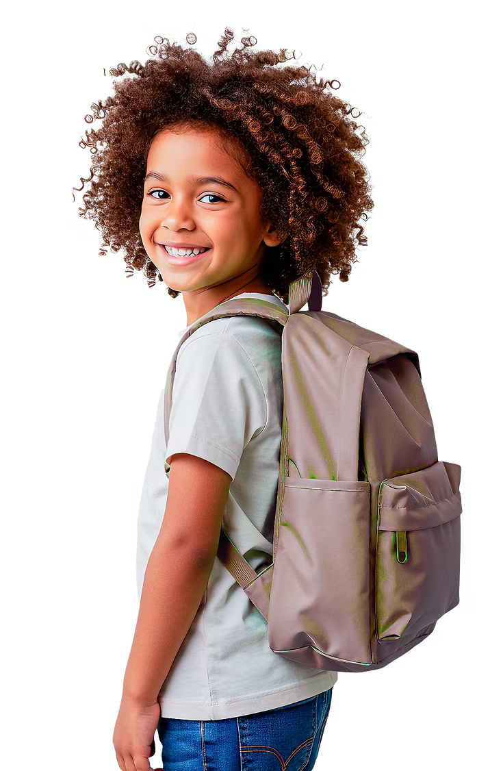 Aluna sorrindo com mochila
